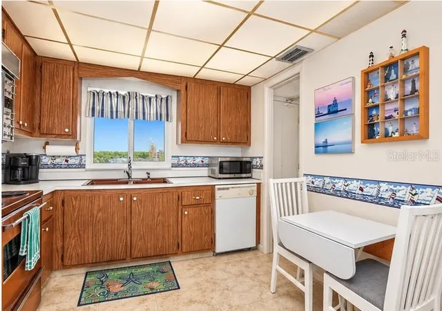 Photo 2 of Condo for sale at 4575 Cove Cir #709, Saint Petersburg, FL 33708 | MLS# TB8558398 | Listing updated on 2026-10-17