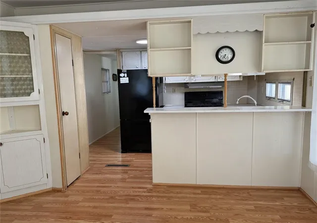 Photo 4 of Manufactured home for sale at 802 Turf, Venice, FL 34285 | MLS# N6146208 | Listing updated on 2026-10-16