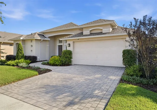 Photo 3 of Single family home for sale at 13850 Bluewater Cir, Orlando, FL 32828 | MLS# O6450268 | Listing updated on 2026-10-18