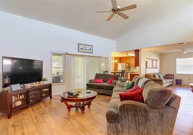Photo 4 of Single family home for sale at 620 Stillview Cir, Brandon, FL 33510 | MLS# TB8558513 | Listing updated on 2026-10-21