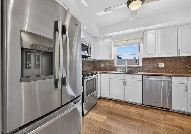 Listing Photo 4 - Condo for sale in building located at 1120 N Shore Dr Ne, St. Petersburg, FL 33701 - Unit #502
