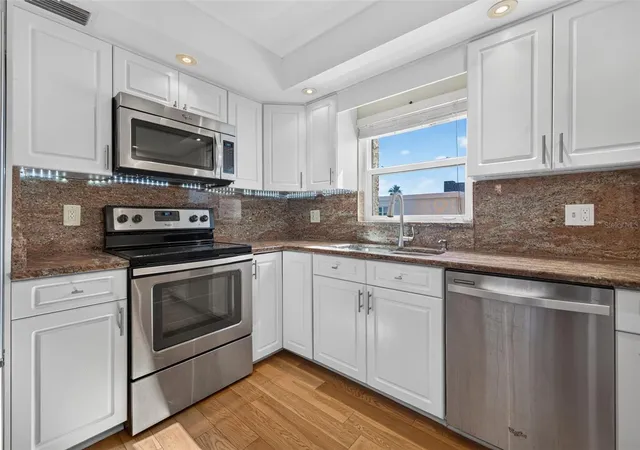 Listing Photo 5 - Condo for sale in building located at 1120 N Shore Dr Ne, St. Petersburg, FL 33701 - Unit #502