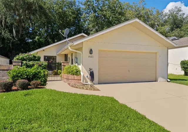 Photo 2 of Single family home for sale at 1522 S Pointe Dr, Leesburg, FL 34748 | MLS# G5119150 | Listing updated on 2026-10-21