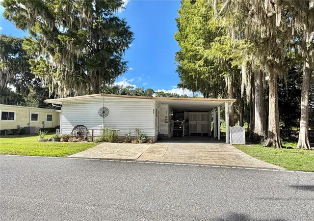 Manufactured home for sale at 107 Royal Palm Dr, LEESBURG, FL 34748 | MLS# G5119165