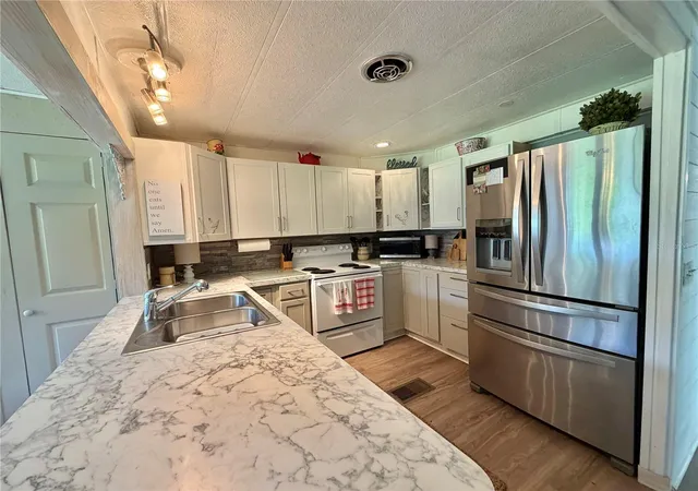 Photo 4 of Manufactured home for sale at 107 Royal Palm Dr, Leesburg, FL 34748 | MLS# G5119165 | Listing updated on 2026-10-23