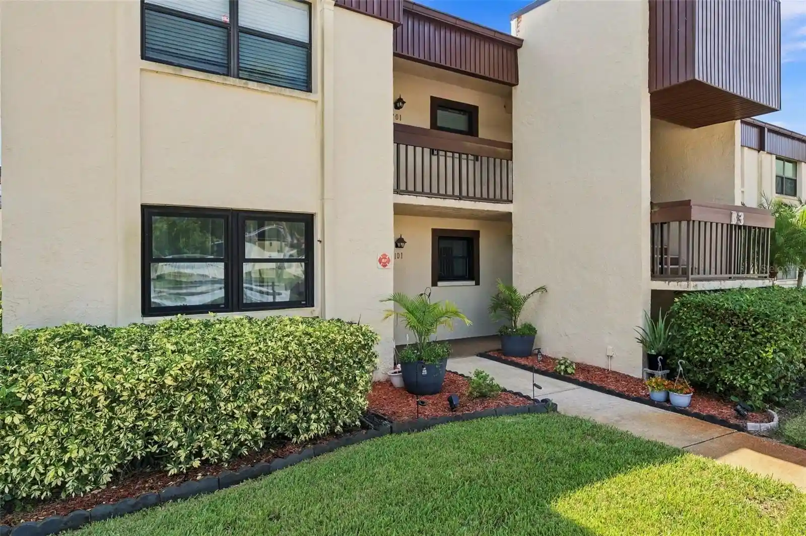 Listing Photo 2 - Condo for sale in 2400 Winding Creek Blvd located at 2400 Winding Creek Blvd, Clearwater, FL 33761 - Unit #3-202