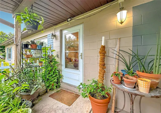 Photo 3 of Single family home for sale at 1608 Moselle Ave, Orlando, FL 32807 | MLS# O6450411 | Listing updated on 2026-10-23