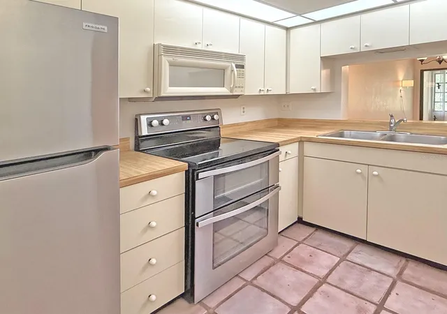 Photo 3 of Condo for sale at 3034 Eastland Blvd #D202, Clearwater, FL 33761 | MLS# TB8558739 | Listing updated on 2026-10-21