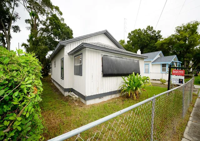 Photo 3 of Single family home for sale at 1008 Plaza St, Clearwater, FL 33755 | MLS# TB8558751 | Listing updated on 2026-10-28