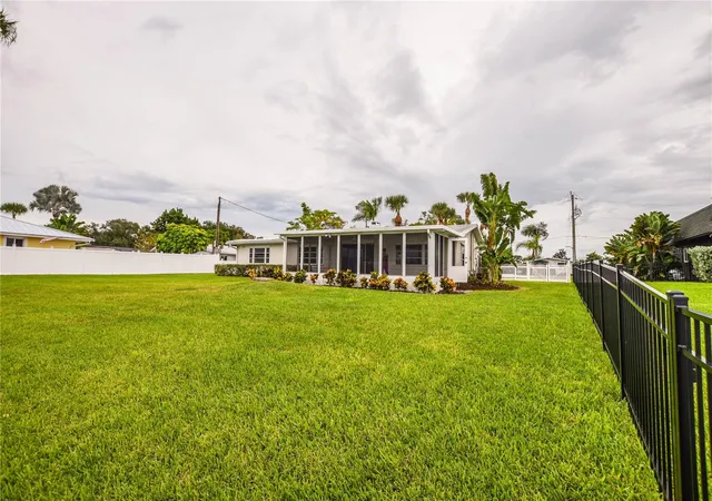 Photo 4 of Single family home for sale at 321 Bayshore Rd, Nokomis, FL 34275 | MLS# A4709842 | Listing updated on 2026-10-21