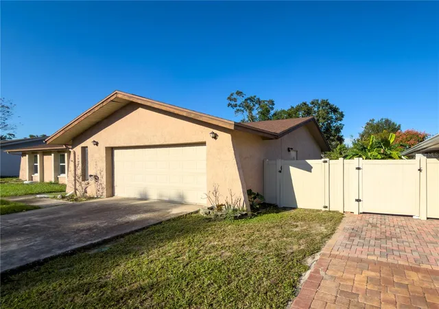 Photo 2 of Single family home for sale at 1804 Orange Hl Dr, Brandon, FL 33510 | MLS# W7890387 | Listing updated on 2026-10-21