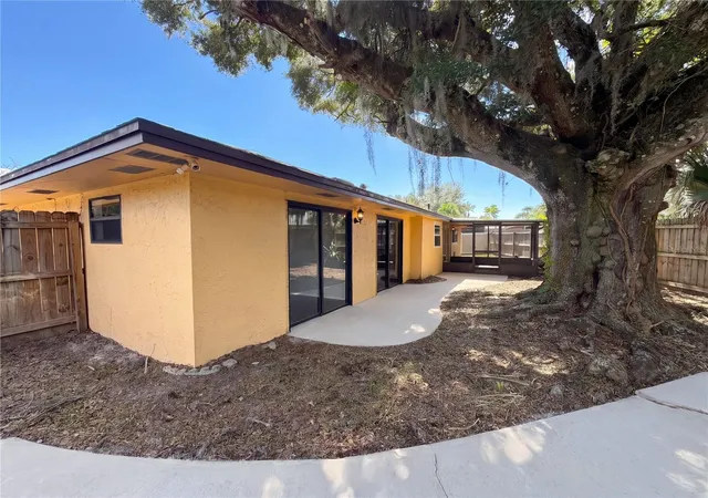 Photo 4 of Single family home for sale at 733 Lakeview Dr, Winter Springs, FL 32708 | MLS# O6450539 | Listing updated on 2026-10-22