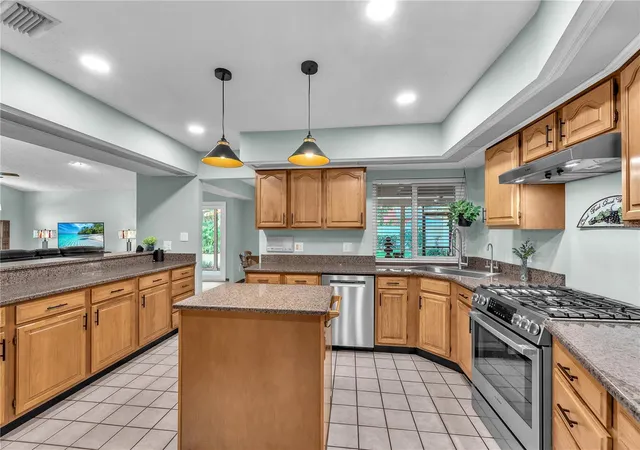 Photo 4 of Single family home for sale at 2421 Oak Landing Dr, Brandon, FL 33511 | MLS# TB8558899 | Listing updated on 2026-10-22