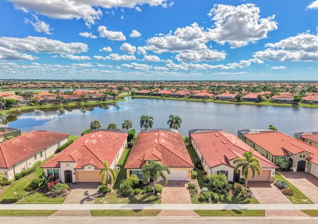 Photo 4 of Single family home for sale at 23810 Waverly Cir, Venice, FL 34293 | MLS# N6146228 | Listing updated on 2026-10-26