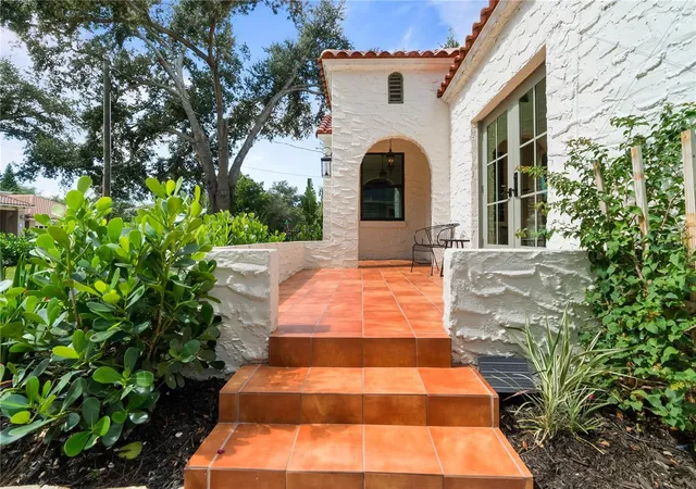 Photo 2 of Single family home for sale at 4521 W Azeele St, Tampa, FL 33609 | MLS# TB8558965 | Listing updated on 2026-10-23