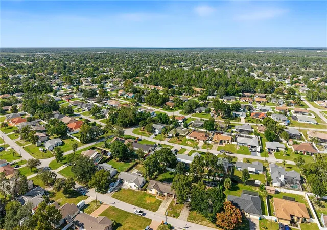 Photo 3 of Single family home for sale at 10465 Mayflower Rd, Spring Hill, FL 34608 | MLS# W7890395 | Listing updated on 2026-10-19