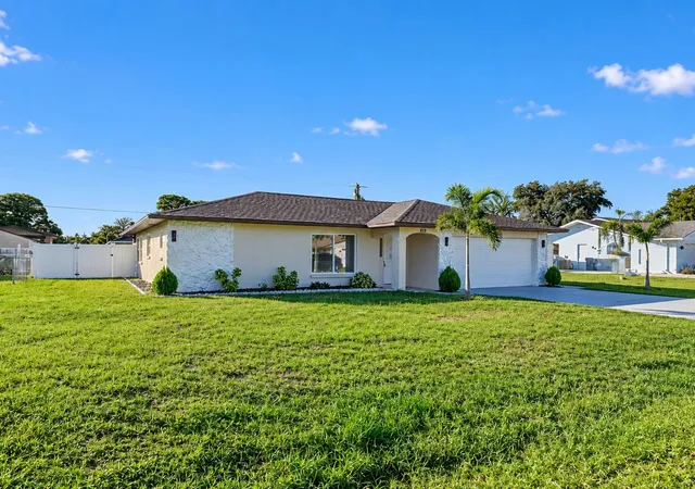 Photo 2 of Single family home for sale at 1461 Royal Rd, Venice, FL 34293 | MLS# A4709941 | Listing updated on 2026-10-24