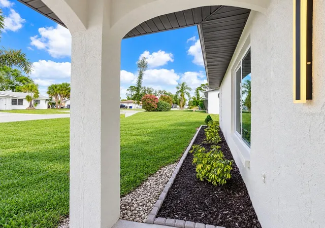 Photo 4 of Single family home for sale at 1461 Royal Rd, Venice, FL 34293 | MLS# A4709941 | Listing updated on 2026-10-24