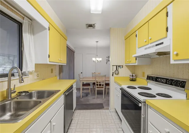 Photo 4 of Single family home for sale at 425 S Hawthorn Cir, Winter Springs, FL 32708 | MLS# O6450683 | Listing updated on 2026-10-29
