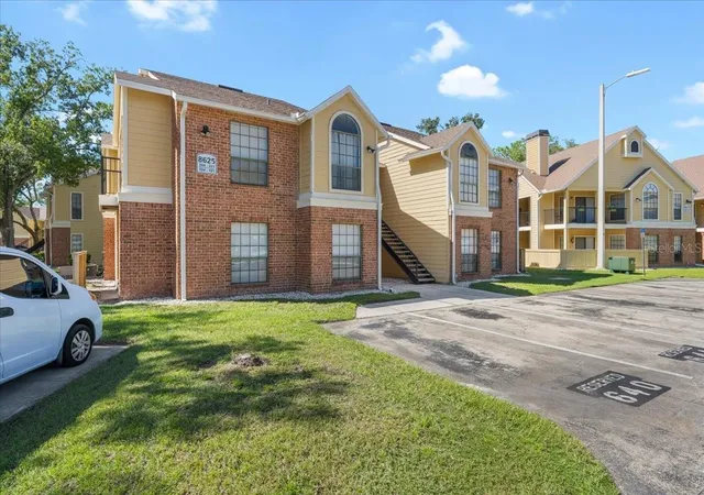 Photo 3 of Condo for sale at 8625 Fancy Finch Dr #102, Tampa, FL 33614 | MLS# TB8559093 | Listing updated on 2026-10-23