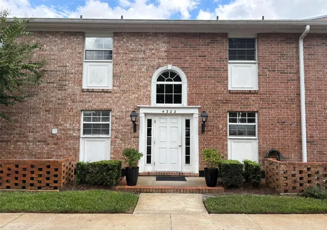 Photo 1 of Condo for sale at 4322 Lake Underhill Rd #D, Orlando, FL 32803 | MLS# O6450696 | Listing updated on 2026-10-21