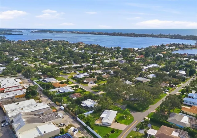 Photo 3 of Single family home for sale at 7313 Starfish Dr, Sarasota, FL 34231 | MLS# A4709965 | Listing updated on 2026-10-30