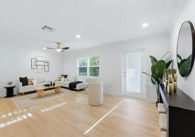 Photo 4 of Single family home for sale at 7313 Starfish Dr, Sarasota, FL 34231 | MLS# A4709965 | Listing updated on 2026-10-30