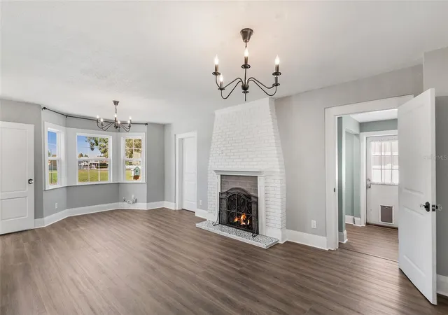 Photo 2 of Single family home for sale at 807 Interlachen Pkwy, Lakeland, FL 33801 | MLS# L4965861 | Listing updated on 2026-10-18