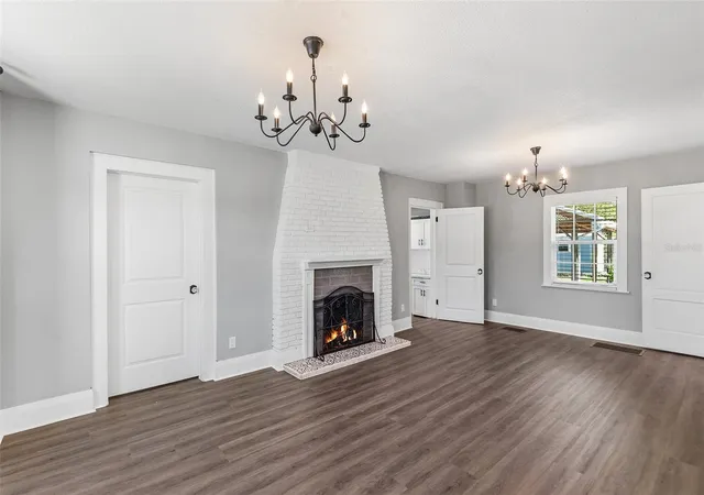 Photo 4 of Single family home for sale at 807 Interlachen Pkwy, Lakeland, FL 33801 | MLS# L4965861 | Listing updated on 2026-10-18