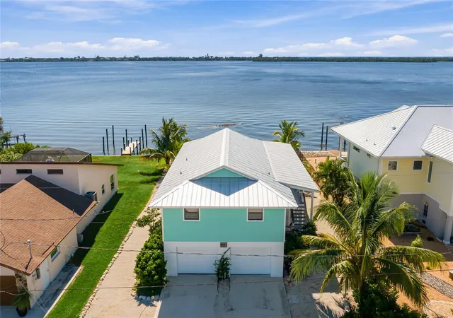 Photo 3 of Single family home for sale at 901 Chapin Blvd, Englewood, FL 34223 | MLS# A4709970 | Listing updated on 2026-10-22