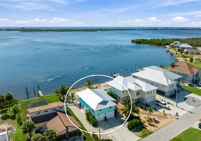 Photo 4 of Single family home for sale at 901 Chapin Blvd, Englewood, FL 34223 | MLS# A4709970 | Listing updated on 2026-10-22