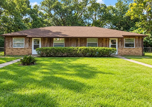 Photo 1 of Multi family home for sale at 940/942 Ne 20th Street, Ocala, FL 34470 | MLS# OM734216 | Listing updated on 2026-10-26