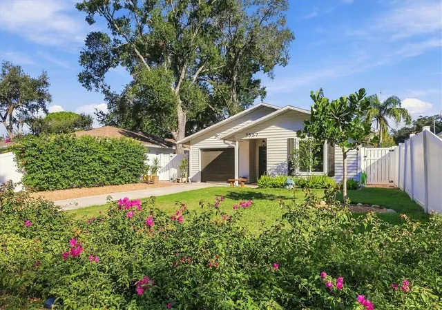 Photo 2 of Single family home for sale at 2557 Temple St, Sarasota, FL 34239 | MLS# A4709973 | Listing updated on 2026-10-23