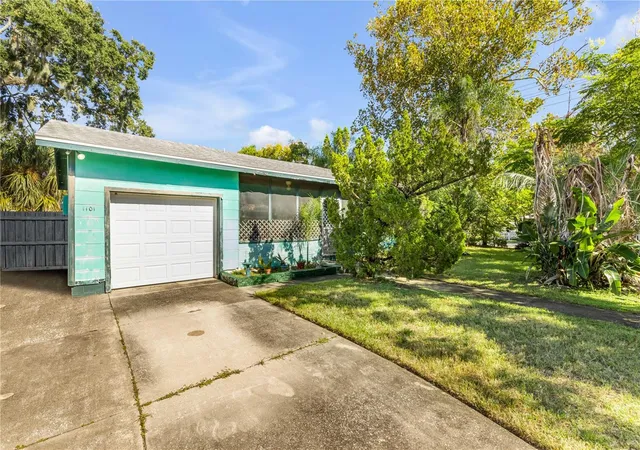 Photo 1 of Single family home for sale at 1101 Daytona Ave, Daytona Beach, FL 32117 | MLS# V4951877 | Listing updated on 2026-10-20