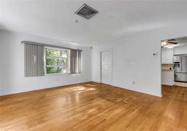 Photo 3 of Single family home for sale at 1101 Daytona Ave, Daytona Beach, FL 32117 | MLS# V4951877 | Listing updated on 2026-10-20