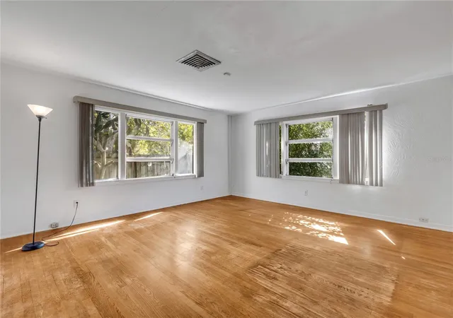 Photo 4 of Single family home for sale at 1101 Daytona Ave, Daytona Beach, FL 32117 | MLS# V4951877 | Listing updated on 2026-10-20