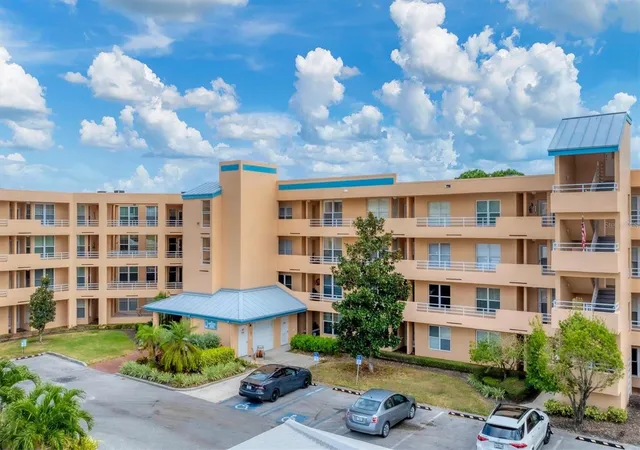 Listing Photo 5 - Condo for sale in building located at 4530 Pinebrook Cir, Bradenton, FL 34209 - Unit #208