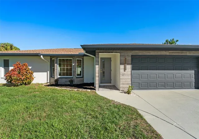 Photo 3 of Single family home for sale at 616 Brown Rd, Venice, FL 34293 | MLS# OM734226 | Listing updated on 2026-10-22