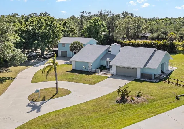 Photo 4 of Single family home for sale at 1305 Greenfield Cir, Venice, FL 34292 | MLS# TB8559201 | Listing updated on 2026-10-22