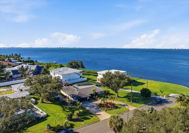 Photo 4 of Single family home for sale at 302 Braden Ave, Sarasota, FL 34243 | MLS# A4709992 | Listing updated on 2026-10-29