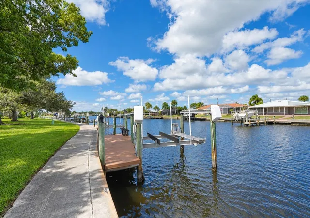 Photo 2 of Condo for sale at 21 Oakwood Dr N #21, Englewood, FL 34223 | MLS# D6149237 | Listing updated on 2026-10-22