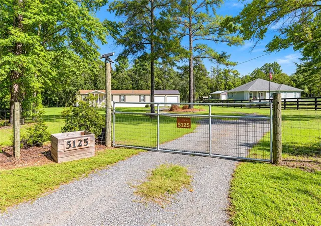 Photo 2 of Manufactured home for sale at 5125 NE County Rd 1469, HAWTHORNE, FL 32640 | MLS# GC544245 | Listing updated on 2026-10-21