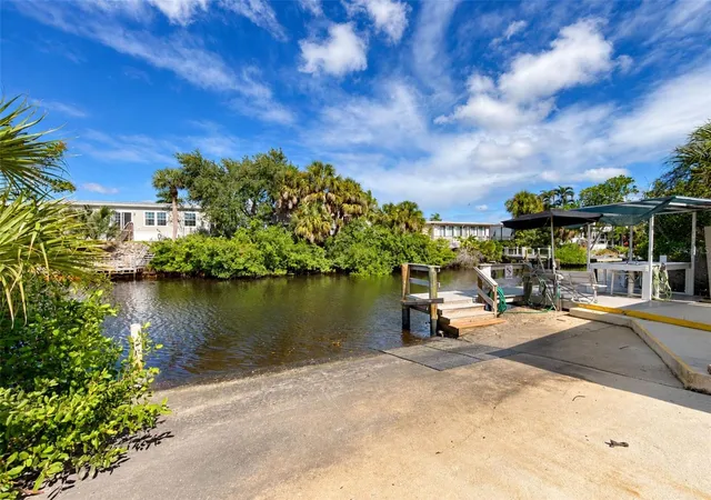 Photo 3 of Manufactured home for sale at 39 Crown Point Dr, Nokomis, FL 34275 | MLS# N6146253 | Listing updated on 2026-10-23