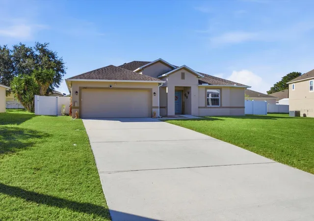 Photo 2 of Single family home for sale at 1707 Hoofprint Ct, Fruitland Park, FL 34731 | MLS# G5119219 | Listing updated on 2026-10-27