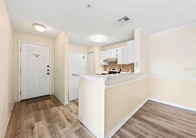 Listing Photo 1 - Condo for sale in building located at 1950 Summer Clb Dr, Oviedo, FL 32765 - Unit #310