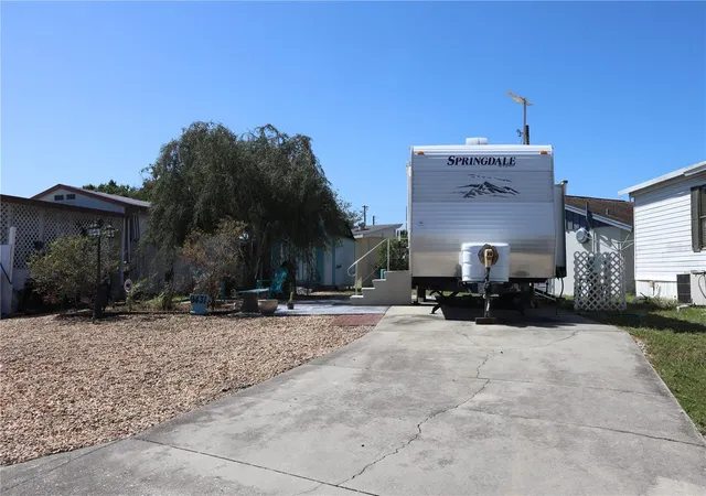 Photo 2 of Manufactured home for sale at 9431 Cougar Dr, Weeki Wachee, FL 34613 | MLS# W7890423 | Listing updated on 2026-10-19
