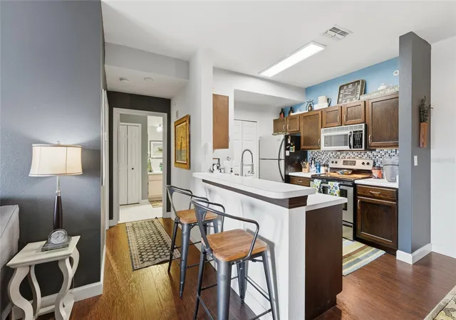Photo 3 of Condo for sale at 5451 Vineland Rd #2301, Orlando, FL 32811 | MLS# O6450807 | Listing updated on 2026-10-20