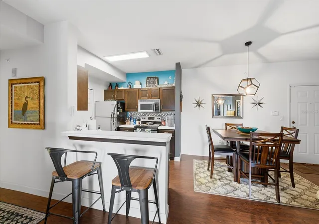 Photo 4 of Condo for sale at 5451 Vineland Rd #2301, Orlando, FL 32811 | MLS# O6450807 | Listing updated on 2026-10-20