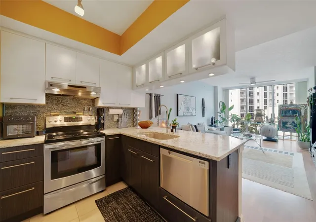 Photo 2 of Condo for sale at 322 E Central Blvd #811, Orlando, FL 32801 | MLS# O6450808 | Listing updated on 2026-10-28