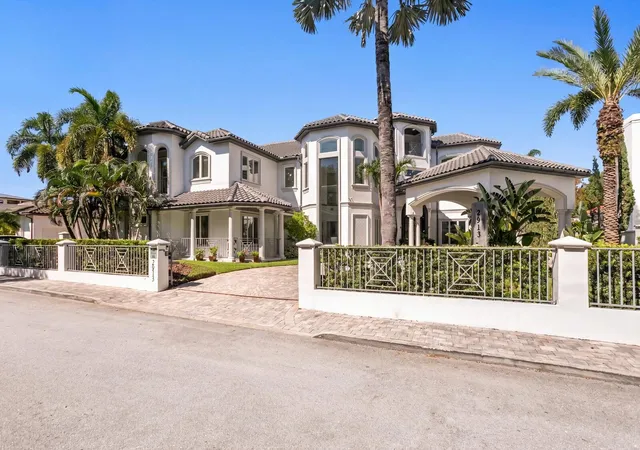 Photo 1 of Mansion for sale at 2913 W Knights Ave, Tampa, FL 33611 | MLS# TB8559267 | Listing updated on 2026-10-27